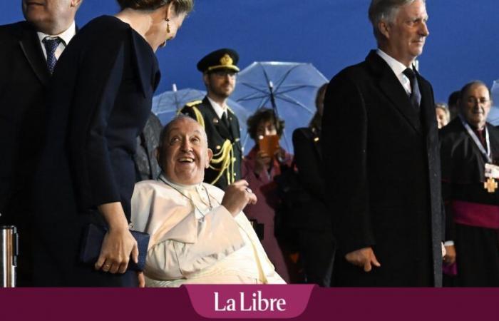 Sorridente ma con tono serio, il Papa è arrivato in Belgio