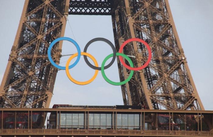 Simbolo dei Giochi Olimpici di Parigi 2024, gli anelli olimpici sono stati abbattuti dalla Torre Eiffel