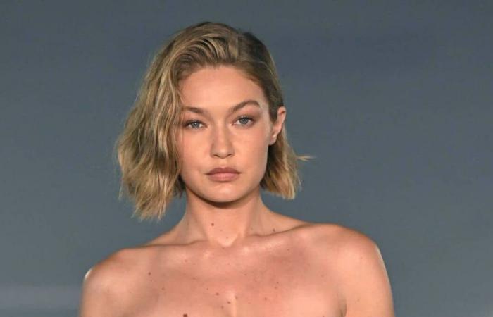 Gigi Hadid sfila sulla passerella con un abito realizzato con il nastro adesivo DHL alla settimana della moda di Parigi e abbiamo tutte le foto per te