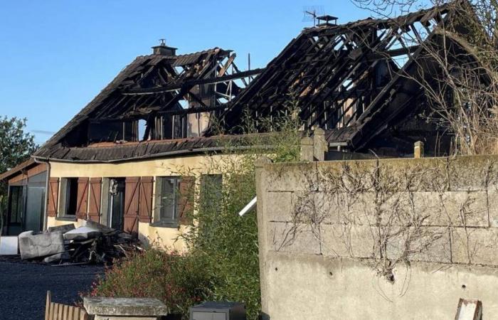 Un incendio notturno devasta una casa a Sablé-sur-Sarthe, feriti lievemente i due occupanti