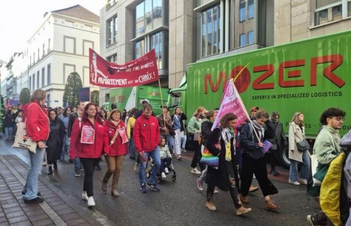 Circa 300 persone a Bruxelles per la Giornata mondiale del diritto all’aborto (foto)