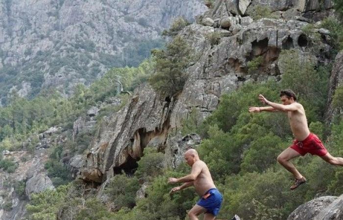 38 foto che dimostrano che la Corsica è l’isola più brutta del mondo