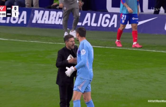 Atletico Madrid-Real Madrid SOSPESO perché l’arbitro supplica giocatori e allenatori di dire ai tifosi di smettere di lanciare oggetti in campo