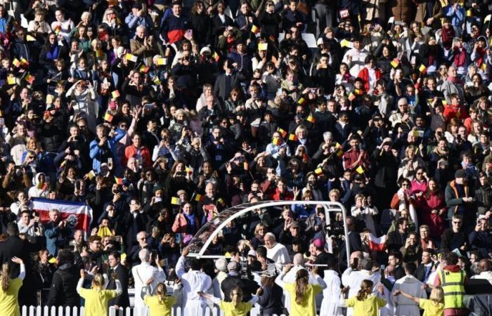 Live – Si conclude la messa allo Stadio Re Baldovino, ultima tappa della visita di Papa Francesco