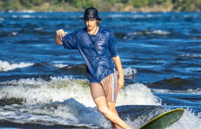 Onda classica al ragazzo | Navigare sotto i riflettori sul fiume