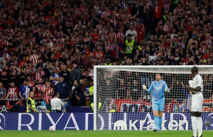 Derby interrotto da oggetti lanciati contro Thibaut Courtois del Real Madrid