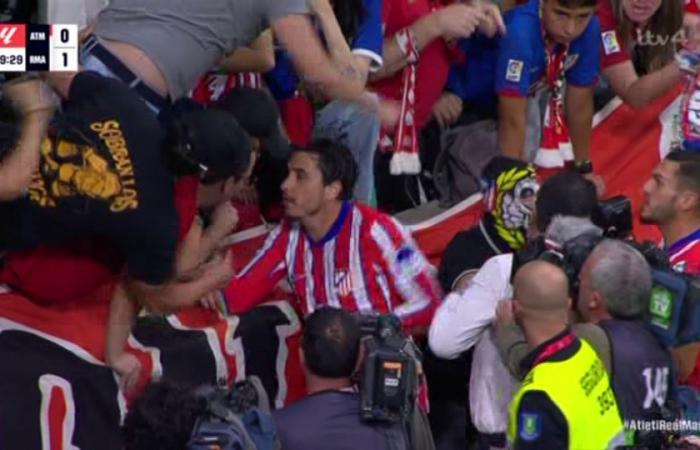 Atletico Madrid-Real Madrid SOSPESO perché l’arbitro supplica giocatori e allenatori di dire ai tifosi di smettere di lanciare oggetti in campo