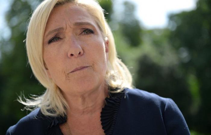 Si apre a Parigi il processo contro Marine Le Pen, il RN e 24 persone