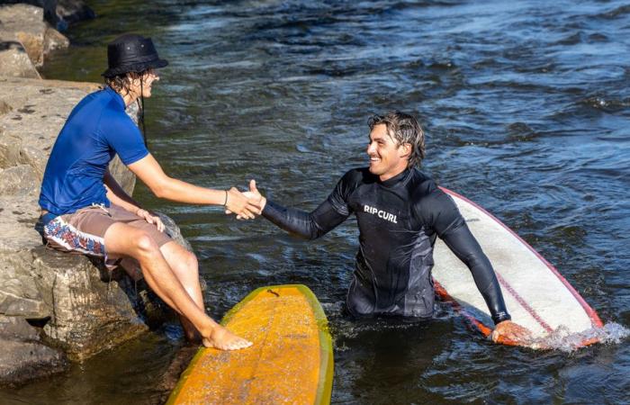 Onda classica al ragazzo | Navigare sotto i riflettori sul fiume