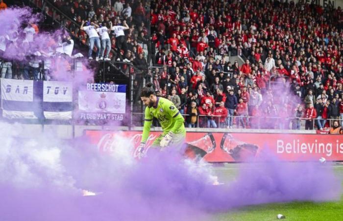 Il derby tra Anversa e Beerschot si ferma definitivamente dopo i fumogeni (foto)