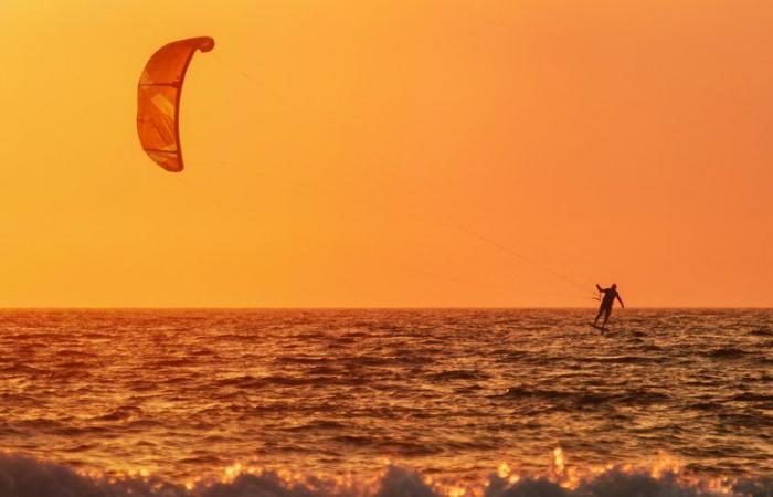 portato via dal vento, un uomo muore durante una sessione di kitesurf