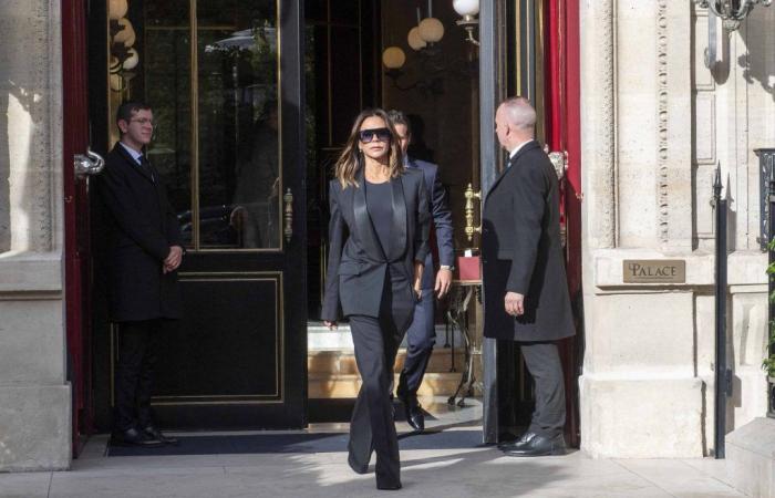 Victoria Beckham ancora circondata dalla sua famiglia per la sua sfilata parigina, Harper è cresciuta