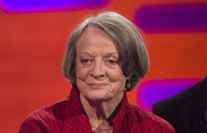 Il re Carlo III rende omaggio all’attrice Maggie Smith