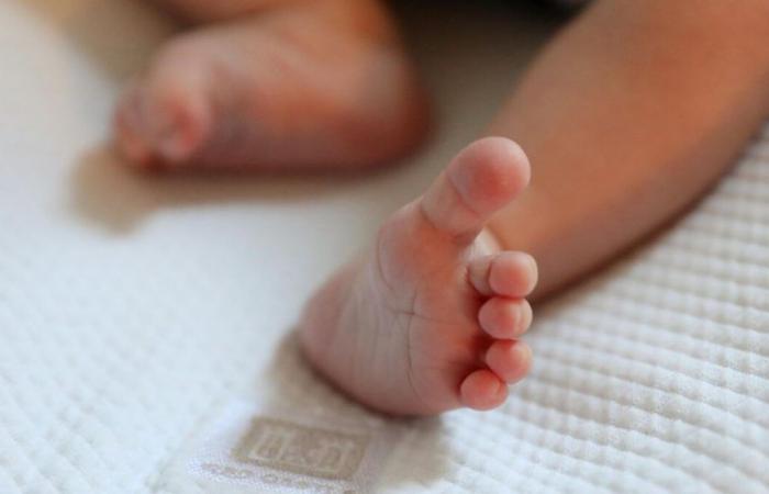 due giovani genitori americani arrestati dopo aver tentato di vendere il loro bambino di due mesi