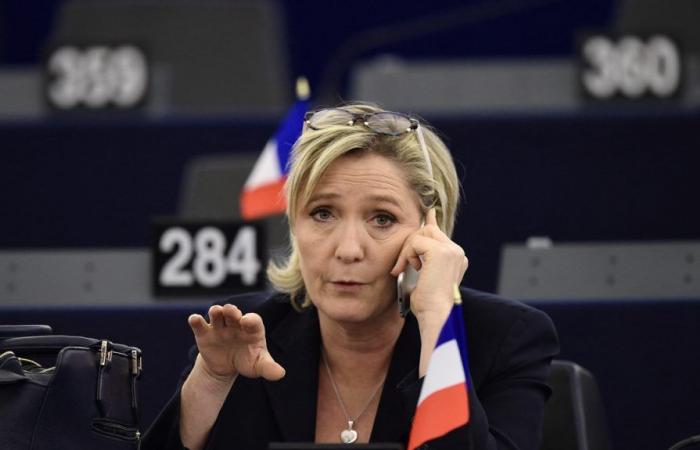 Marine Le Pen in prima linea al processo contro gli eurodeputati del FN