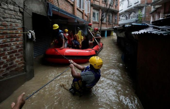 almeno 170 morti, 42 dispersi a causa di alluvioni e frane spaventose (video)