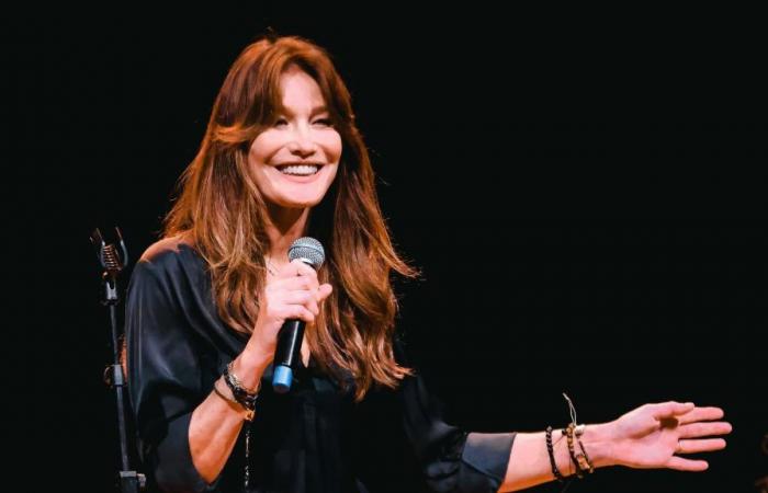 Carla Bruni sfoggia le gambe in un cappotto immacolato alla Fashion Week