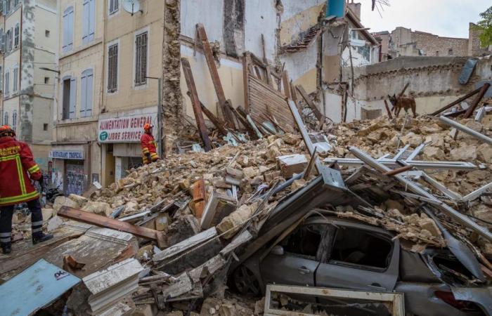 la targa in omaggio alle vittime della rue d’Aubagne ancora una volta degradata