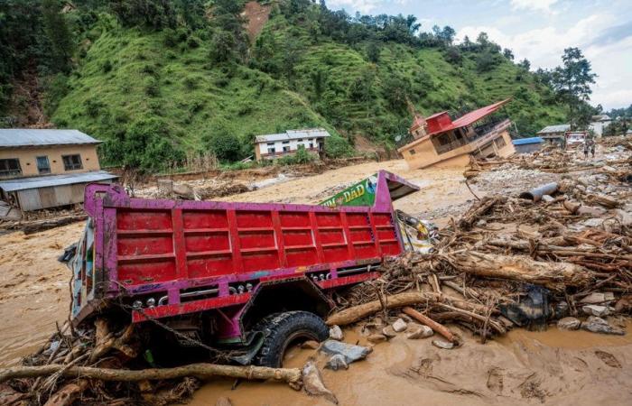 Almeno 209 morti nelle alluvioni in Nepal