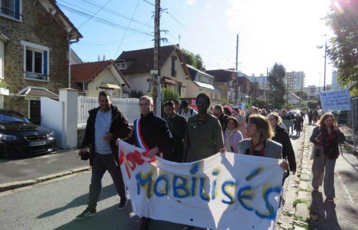 nella Seine-et-Marne manifestano la loro sfiducia nei confronti del governo