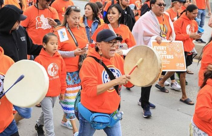 Migliaia di persone marciano a Winnipeg per l’Orange Shirt Day