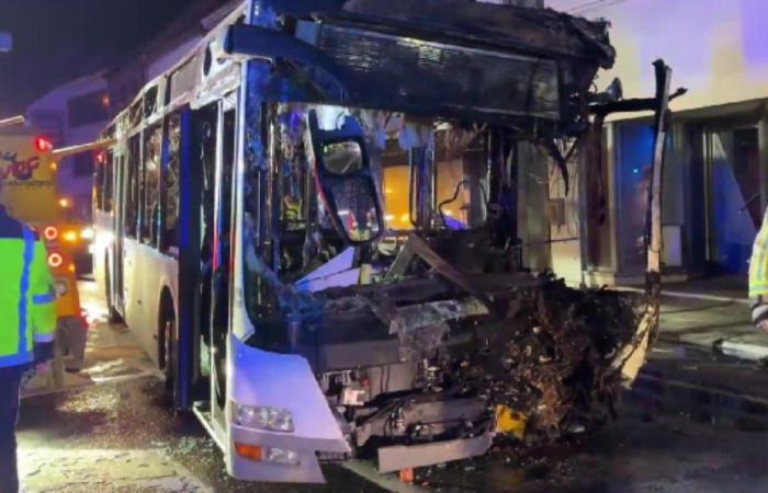 Tre feriti e danni ingenti dopo che un autobus si è schiantato contro la facciata di un ristorante cinese e ha preso fuoco la notte scorsa