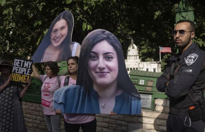 le famiglie degli ostaggi manifestano per la loro liberazione