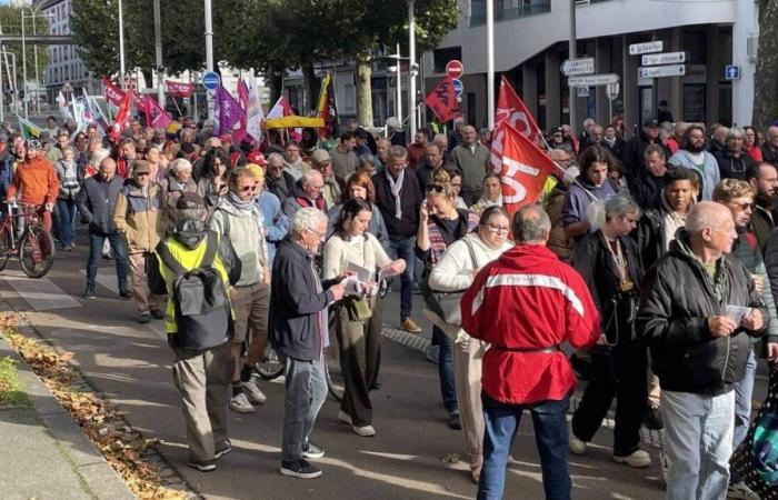 centinaia di persone marciano per le strade di Lorient