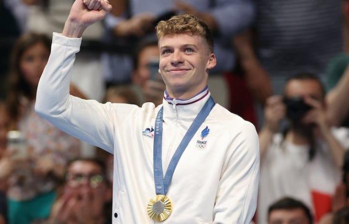 Léon Marchand sa sicuramente come fare tutto (anche finire un cubo di Rubik in 40 secondi)