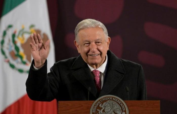 Il presidente Andrés Manuel Lopez Obrador esce soddisfatto dopo la sua 1438a conferenza stampa