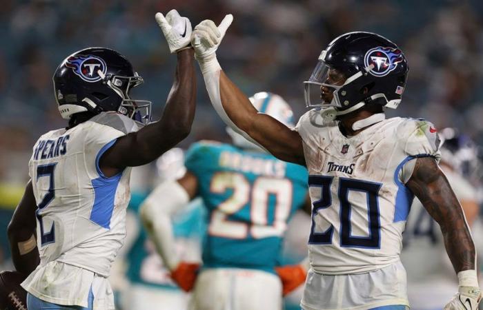 I Titans ottengono la prima vittoria della stagione nella dura battaglia contro i Dolphins