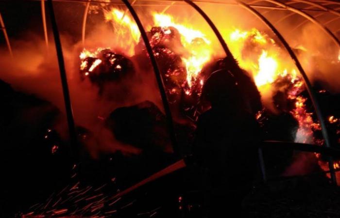 un tunnel che ospitava 140 balle di paglia in fiamme