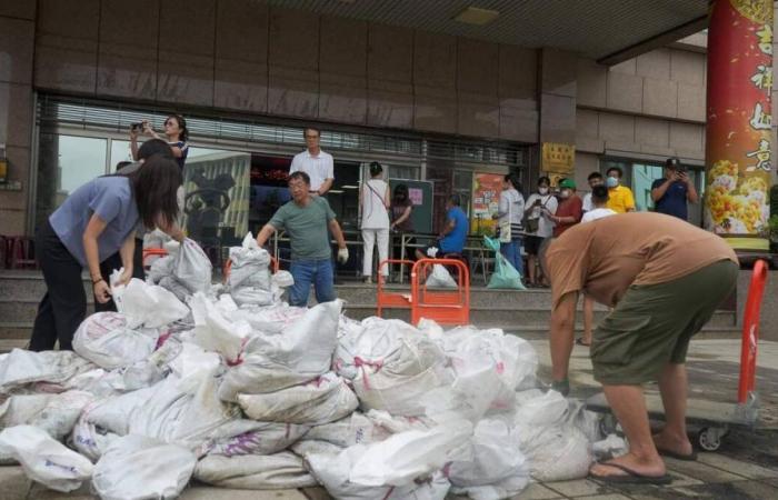 A Taiwan migliaia di evacuazioni mentre si avvicina il potente tifone “Krathon”.