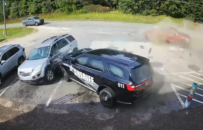 Un agente di polizia crea un incidente sorprendente senza luci lampeggianti!