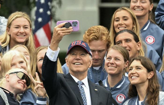 Tra selfie e risate, Joe Biden ha ricevuto gli atleti dei Giochi di Parigi 2024