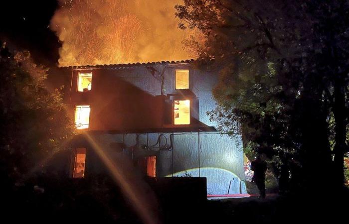 Casa non occupata distrutta da un sospetto incendio notturno