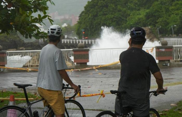 Migliaia di persone sono state evacuate mentre il tifone Krathon si avvicina