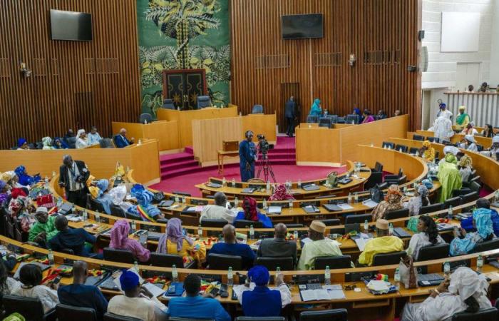 tra Ousmane Sonko e Macky Sall, due protagonisti del duello per le elezioni legislative