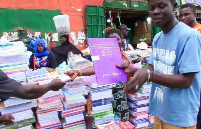 i libri di testo scolastici cambiano ogni anno, anche i prezzi… aumentano