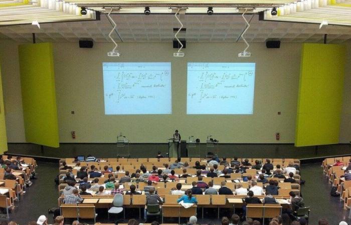 Uno striscione che incita allo stupro esposto durante una serata tra gli studenti di medicina a Tours