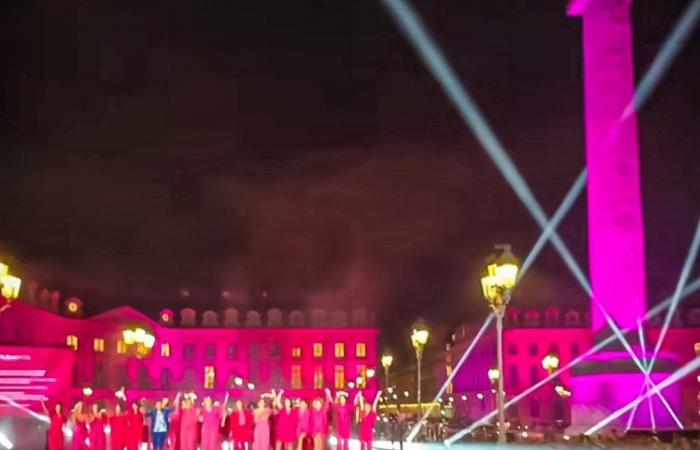 lo spettacolo gratuito in Place Vendôme a Parigi in video