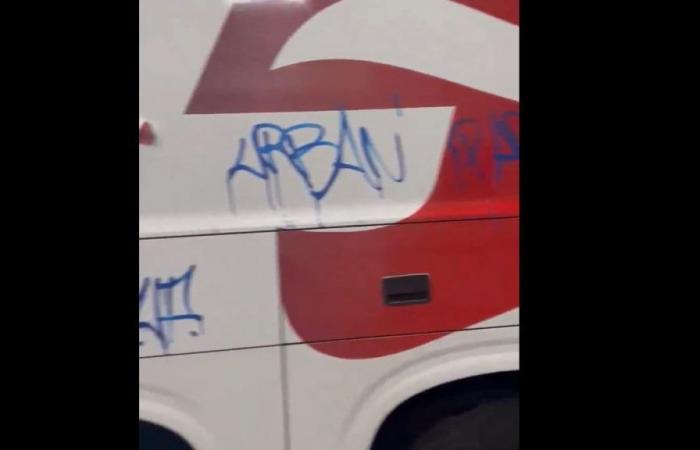 Un autobus dell’OL danneggiato dai tifosi del PSG su una barca diretta nel Regno Unito