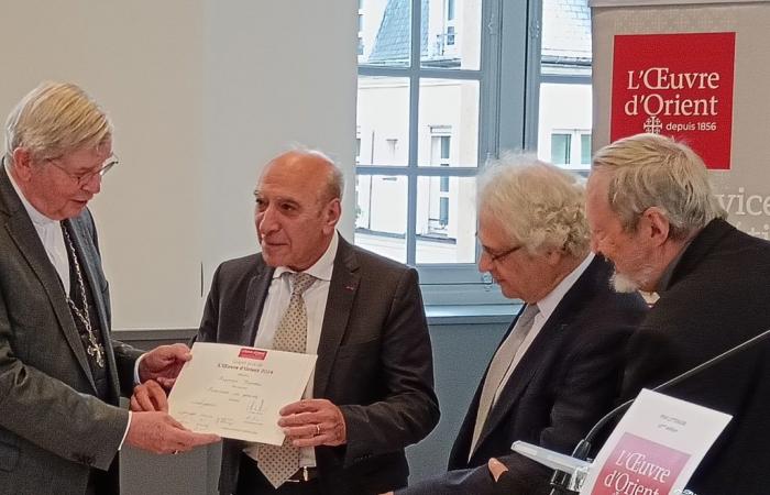 Mons. Ulrich consegna il premio letterario per L’Œuvre d’Orient a Raymond Kévorkian