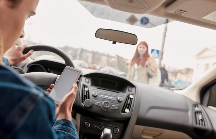 i francesi preferiscono guardare il cellulare piuttosto che la strada