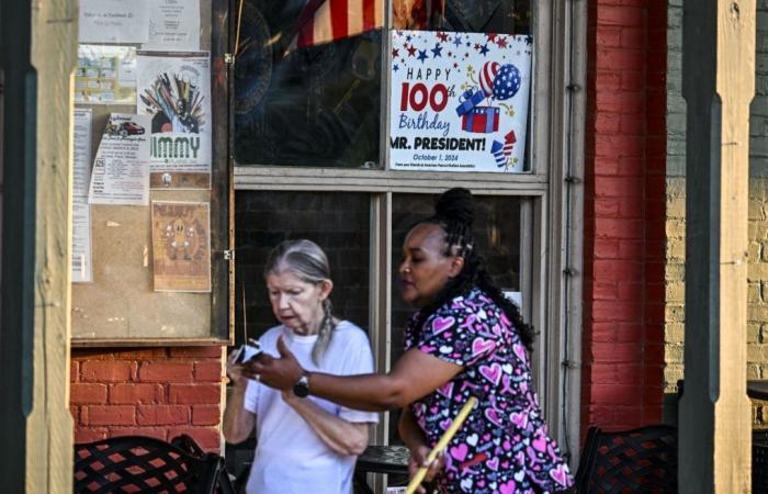 L’ex presidente democratico Jimmy Carter festeggia il suo centesimo compleanno a Plains, in Georgia