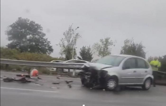 un motociclista ferito, diversi automobilisti feriti