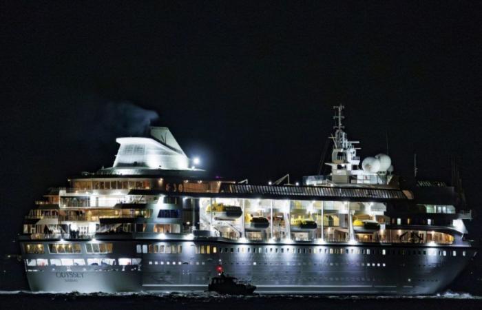 Parte una nave da crociera bloccata a Belfast per quattro mesi