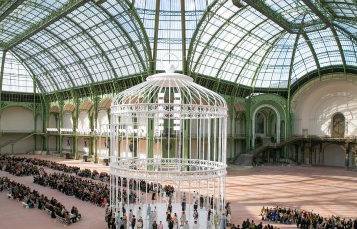 Dopo 4 anni di assenza, Chanel torna al Grand Palais con un’incantevole sfilata