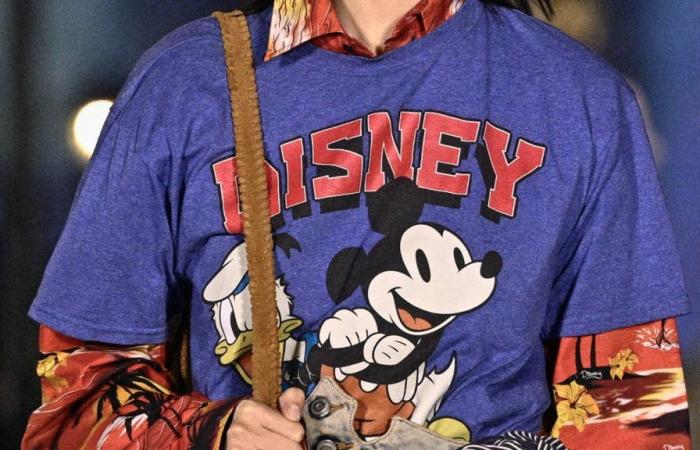 La sorprendente storia di questa T-shirt di Topolino vista alla sfilata Coperni a Disneyland Paris