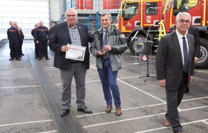 Le autorità si congratulano con i vigili del fuoco partiti come rinforzo nazionale